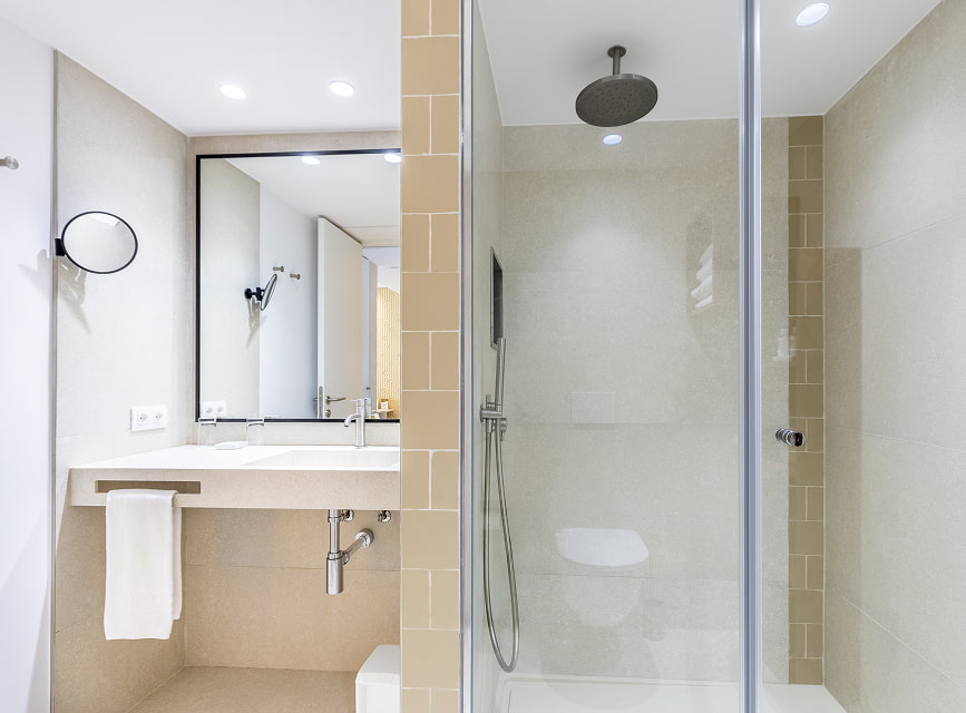 Rain shower in the studio bathroom Studio bathroom with rain shower, washbasin, magnifying mirror and towels in Puerto Pollensa