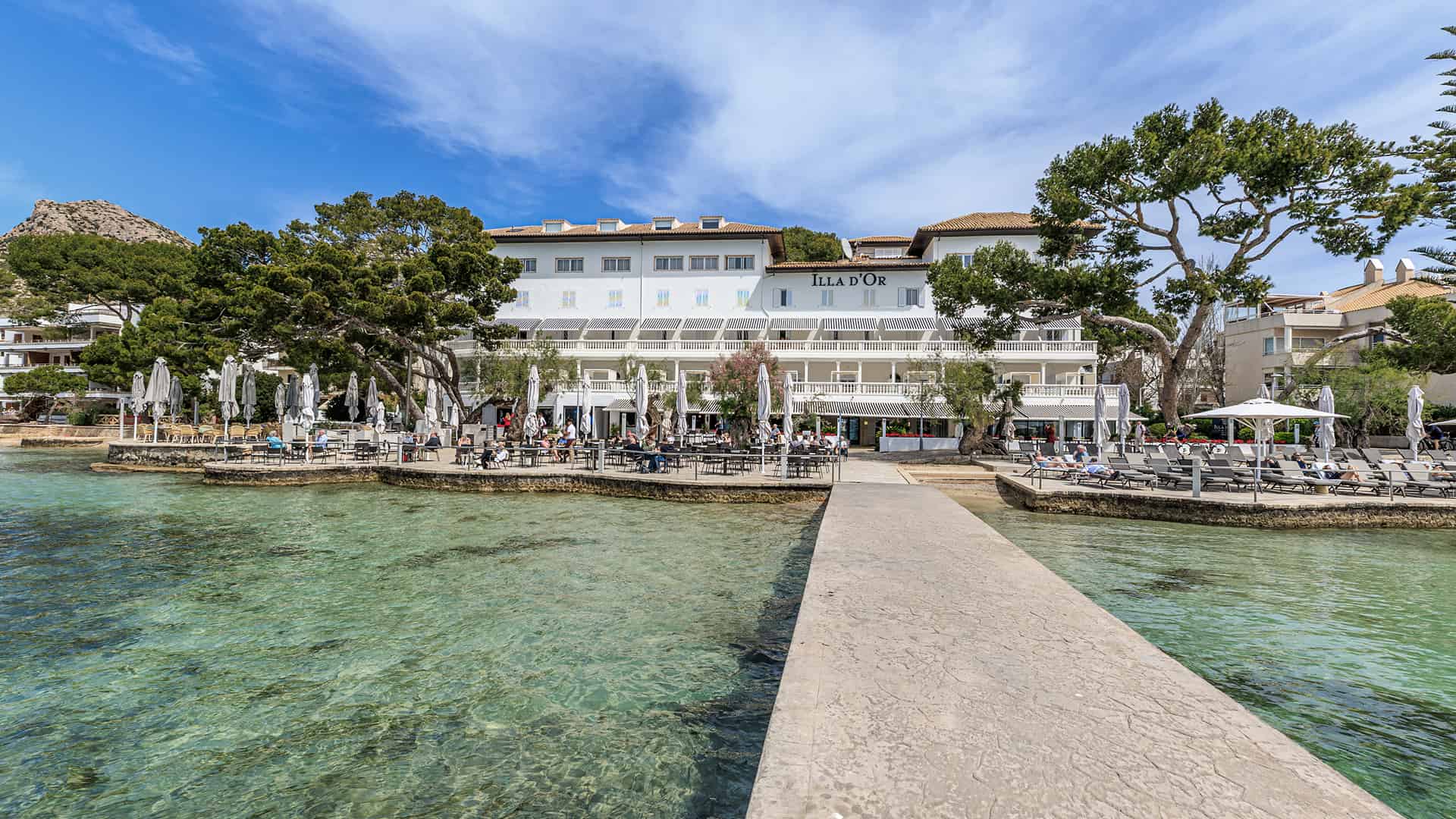 Blick auf das Hotel vom Meer aus, mit seinem zauberhaften Bootsanleger im Vordergrund