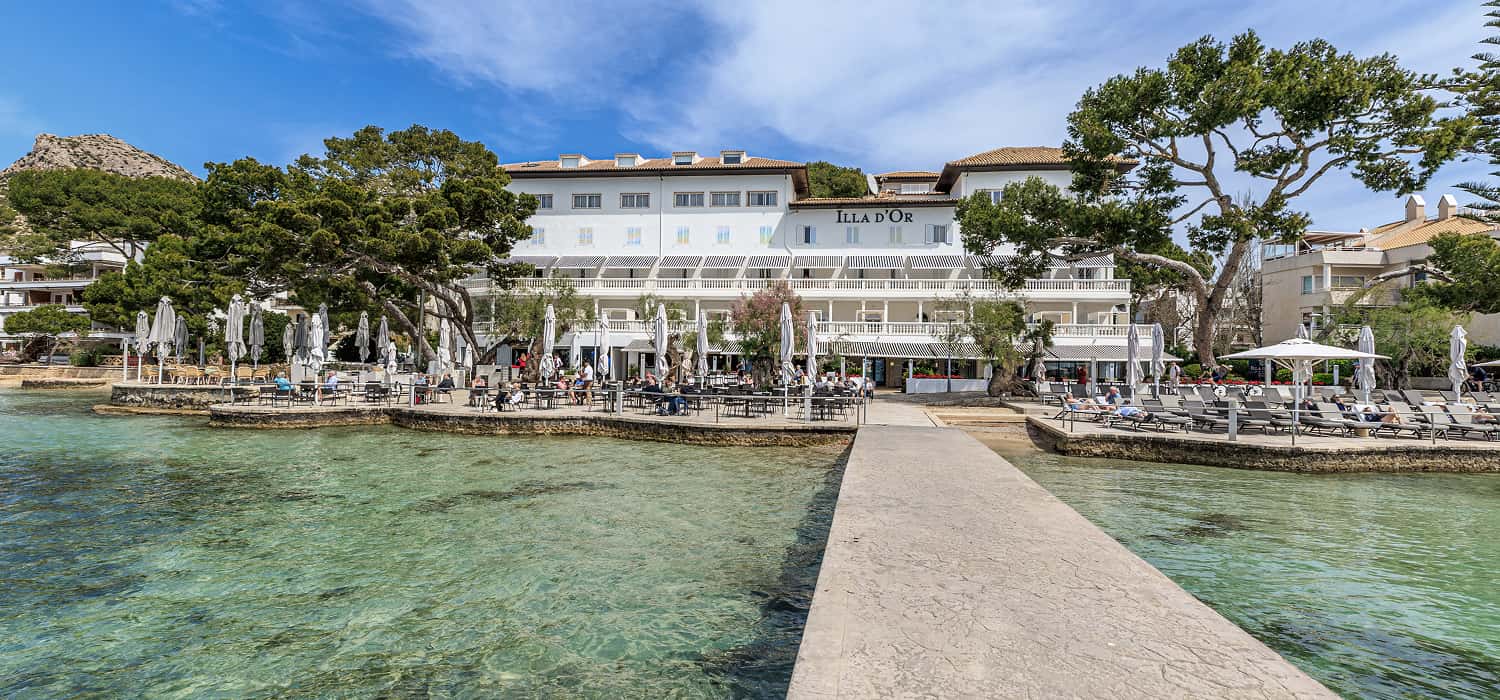 Hotel am Pine Walk in Puerto Pollensa Die Fassade des Hotels Illa d'Or, eines der klassischsten Hotels am Pine Walk