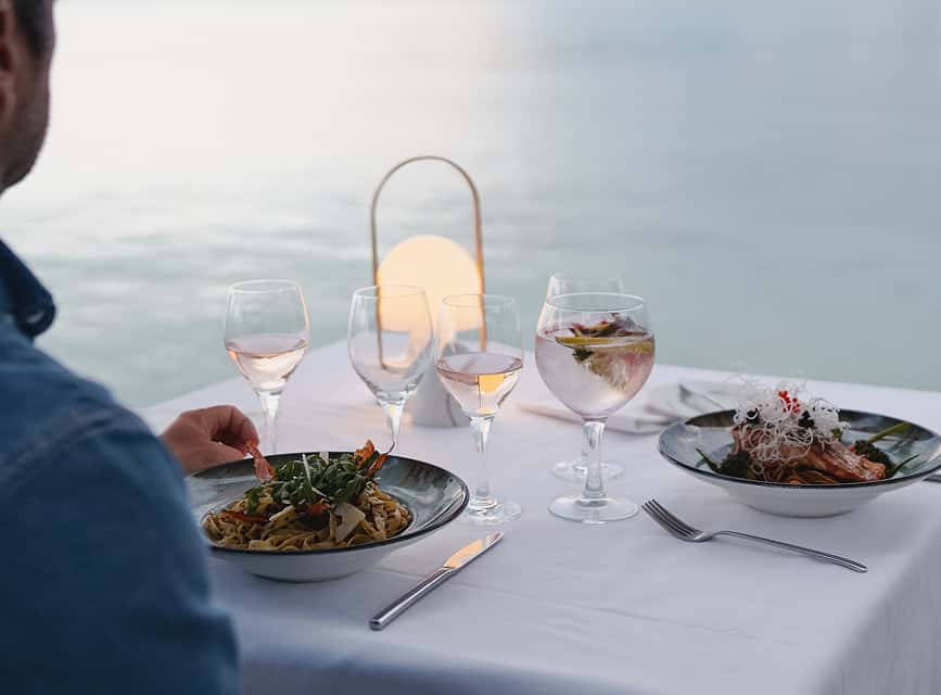 Restaurant am Pine Walk Abendessen an einem der Tische im Restaurant Illa d'Or an der Strandpromenade
