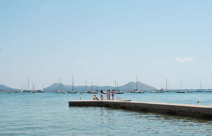 Anlegestelle Puerto Pollensa Einer der Stege, die vom „Pine Walk“ in Puerto Pollensa ins Meer hinausführen