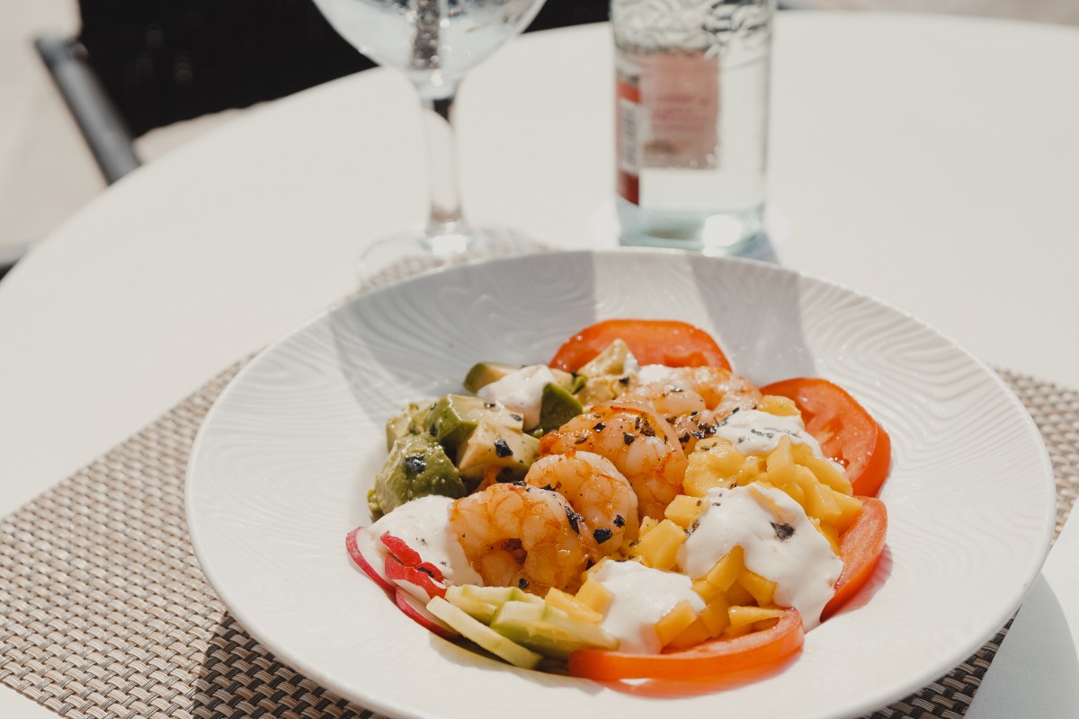 Salatteller mit Garnelen, Tomate, Avocado und Mango mit cremigem Dressing