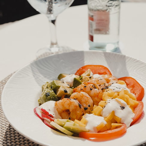Salatteller mit Garnelen, Tomate, Avocado und Mango mit cremigem Dressing