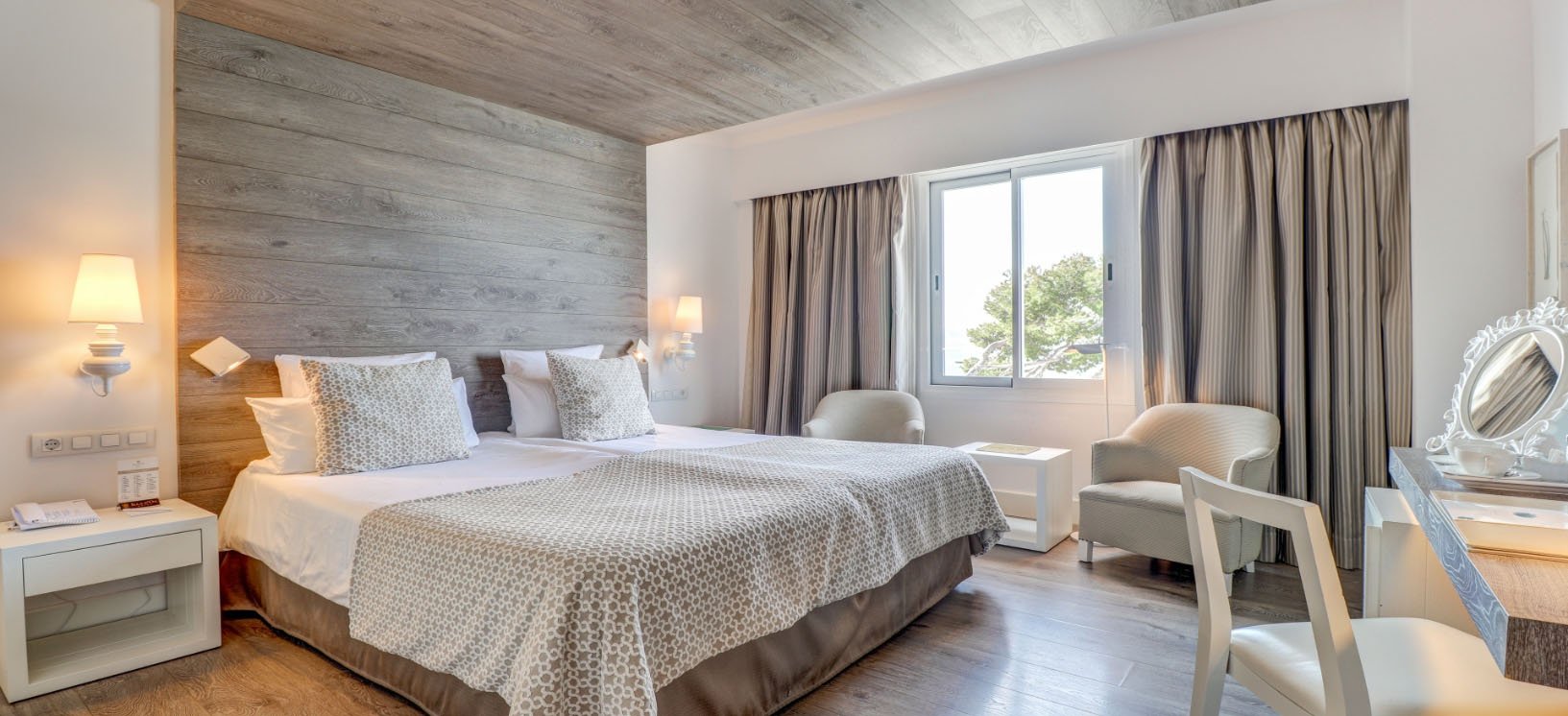 Sea View Interior de la habitación doble con balcón del Hotel Illa d'Or