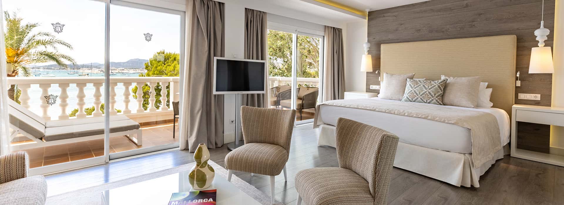 Hotel Illa d'Or | Suite Suite at the Hotel Illa d'Or, with large windows overlooking the sea